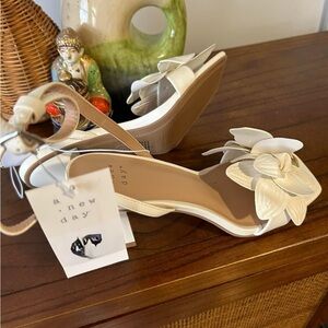 Size 7 new white flower kitten heels